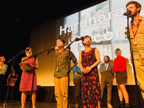 マルセイユ国際映画祭授賞式。中央は杉田協士さんと荒木知佳さん　写真：槻舘南菜子